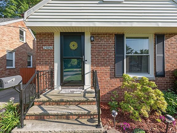 3rd image of 25850 Forestview Ave
