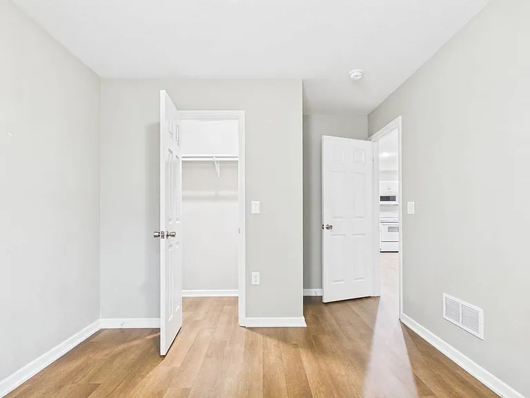 306 W Market St — Photo 10