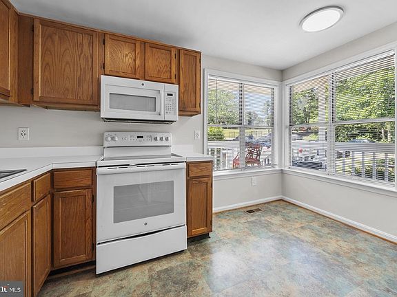 2nd image of 5913 Dungeness Ln