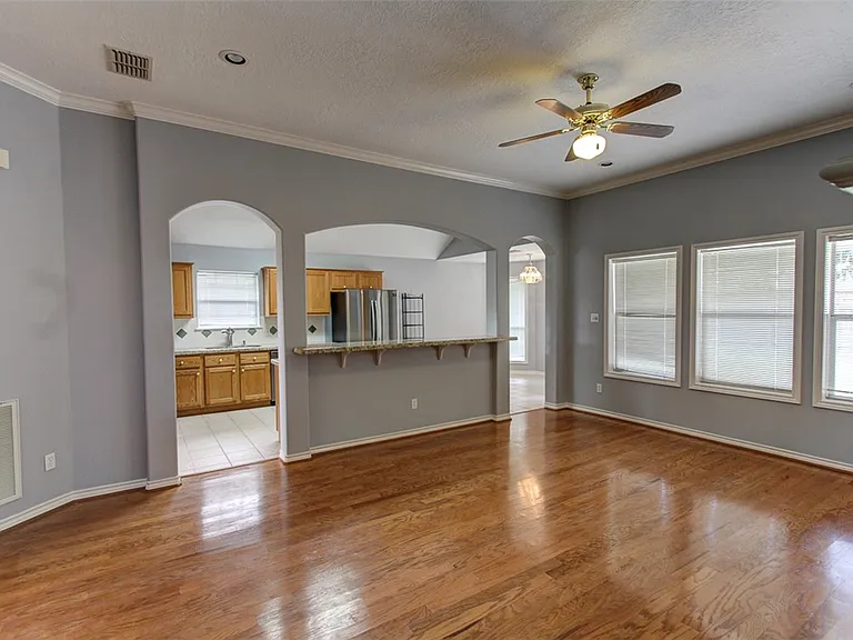 305 Landsburg Ln — Photo 6