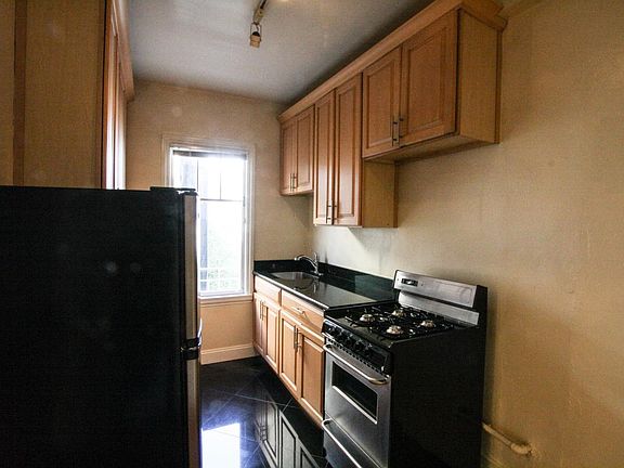 3rd image of 625 Leavenworth St APT 604