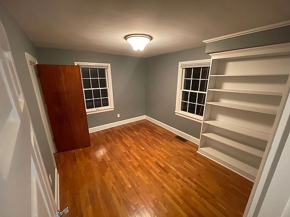5th image of 950 Collins Ln