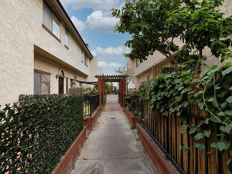 525 N Alhambra Ave #C — Photo 29