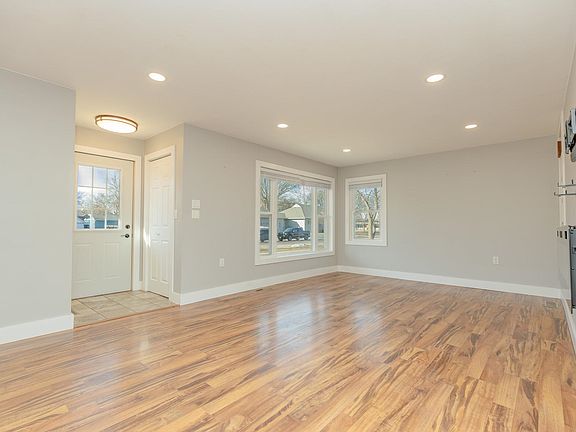 3rd image of 906 14th St