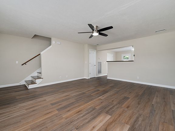 4th image of 374 Arapaho Dr