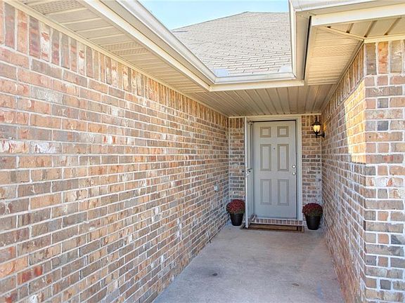 3rd image of 2213 Bradford Cir