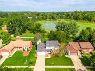 712 Oak Ridge Dr, Brighton, MI 48116