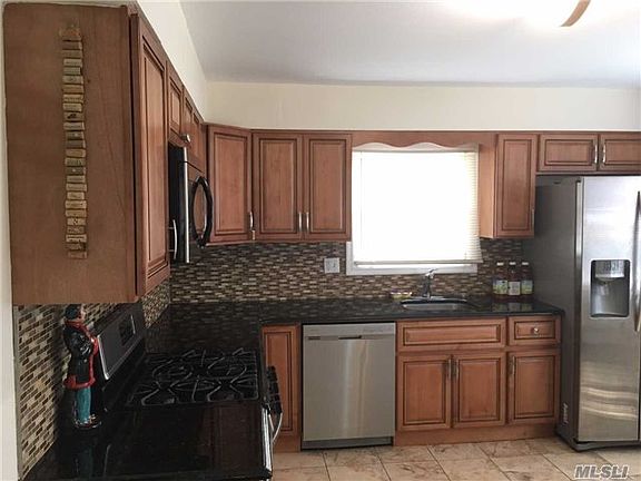 3rd image of 572 Laurelton Blvd