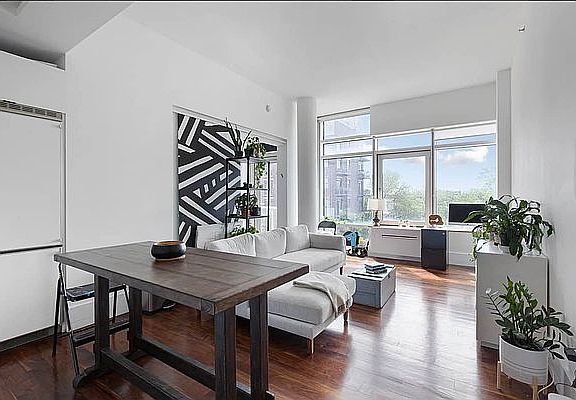 3rd image of 1017 Jackson Ave