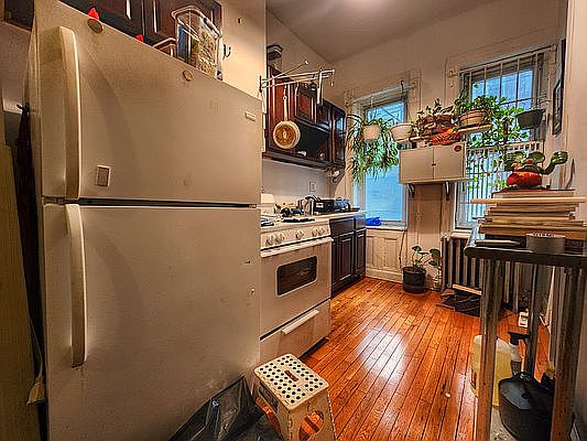 5th image of 940 Kent Ave APT 1R