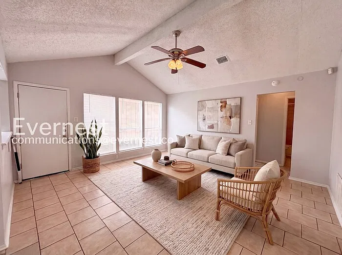 2 bed, 1.0 bath, 846 sqft, $1,425 — Photo 2
