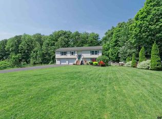13 Oakwood St, East Greenbush, NY 12061