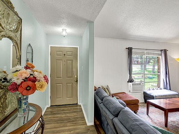 4th image of 1007 N Riviera Cir