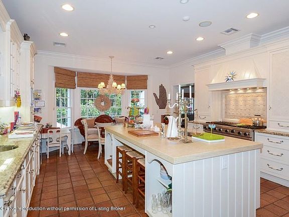 4th image of 208 Bahama Ln