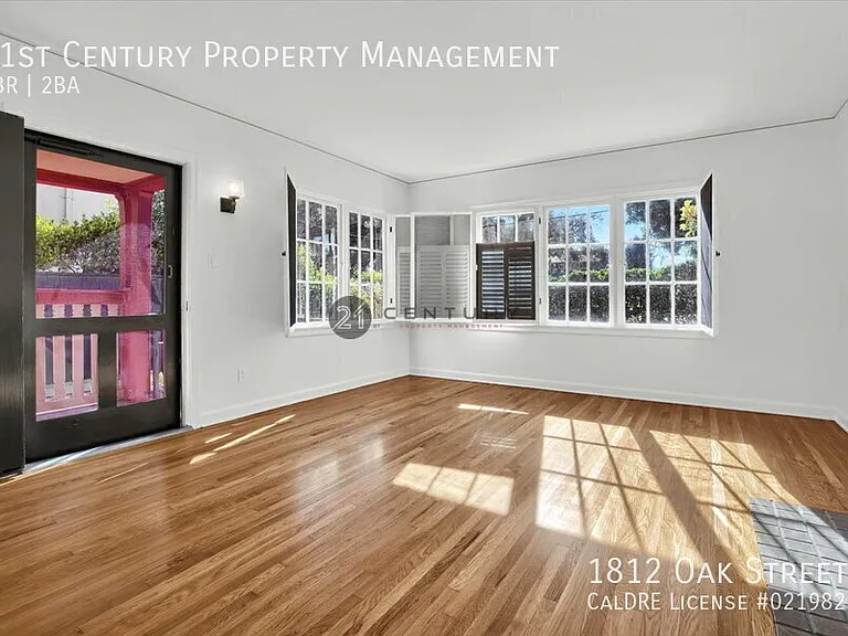 1812 Oak St — Photo 4