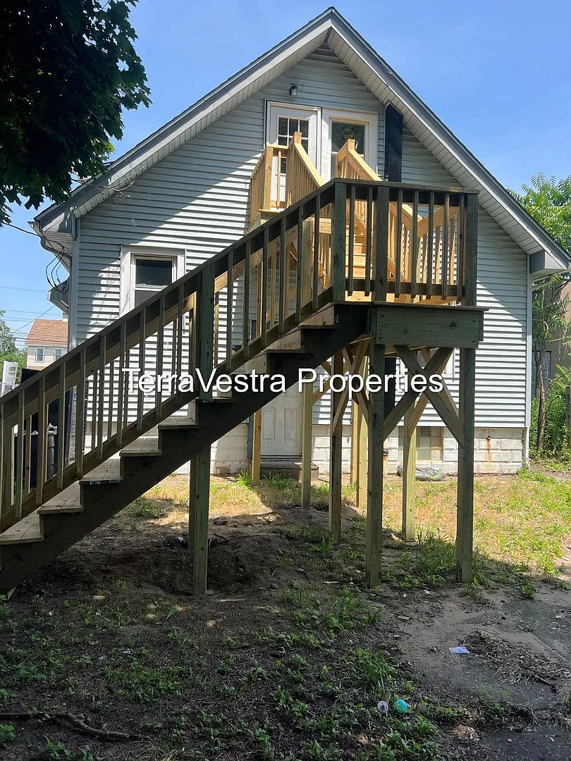 424 W Broad Street — Photo 2