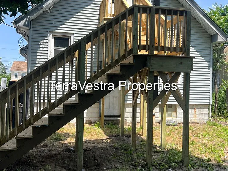 424 W Broad St — Photo 2