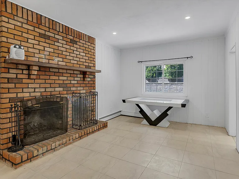 217 Bellerose Ave — Photo 9