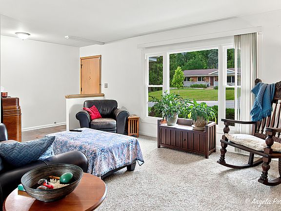 5th image of 303 Ridge St