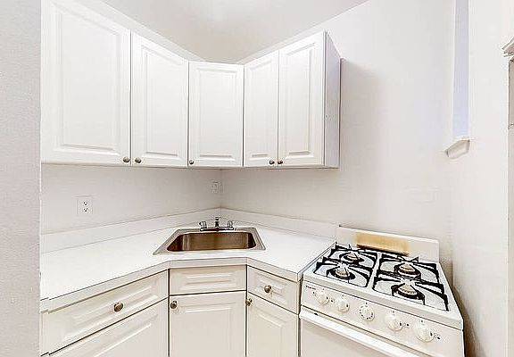 4th image of 309 E 85th St #2C
