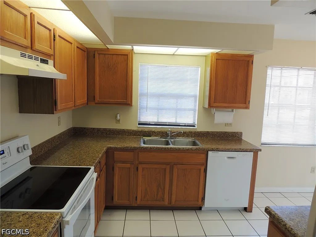 2 bed, 2.0 bath, 1302 sqft, $1,695 — Photo 2
