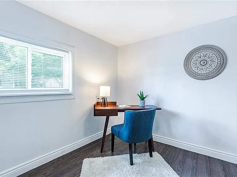 182 John St N — Photo 12