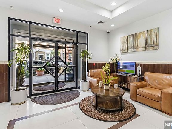 3rd image of 809 22nd St APT 1102