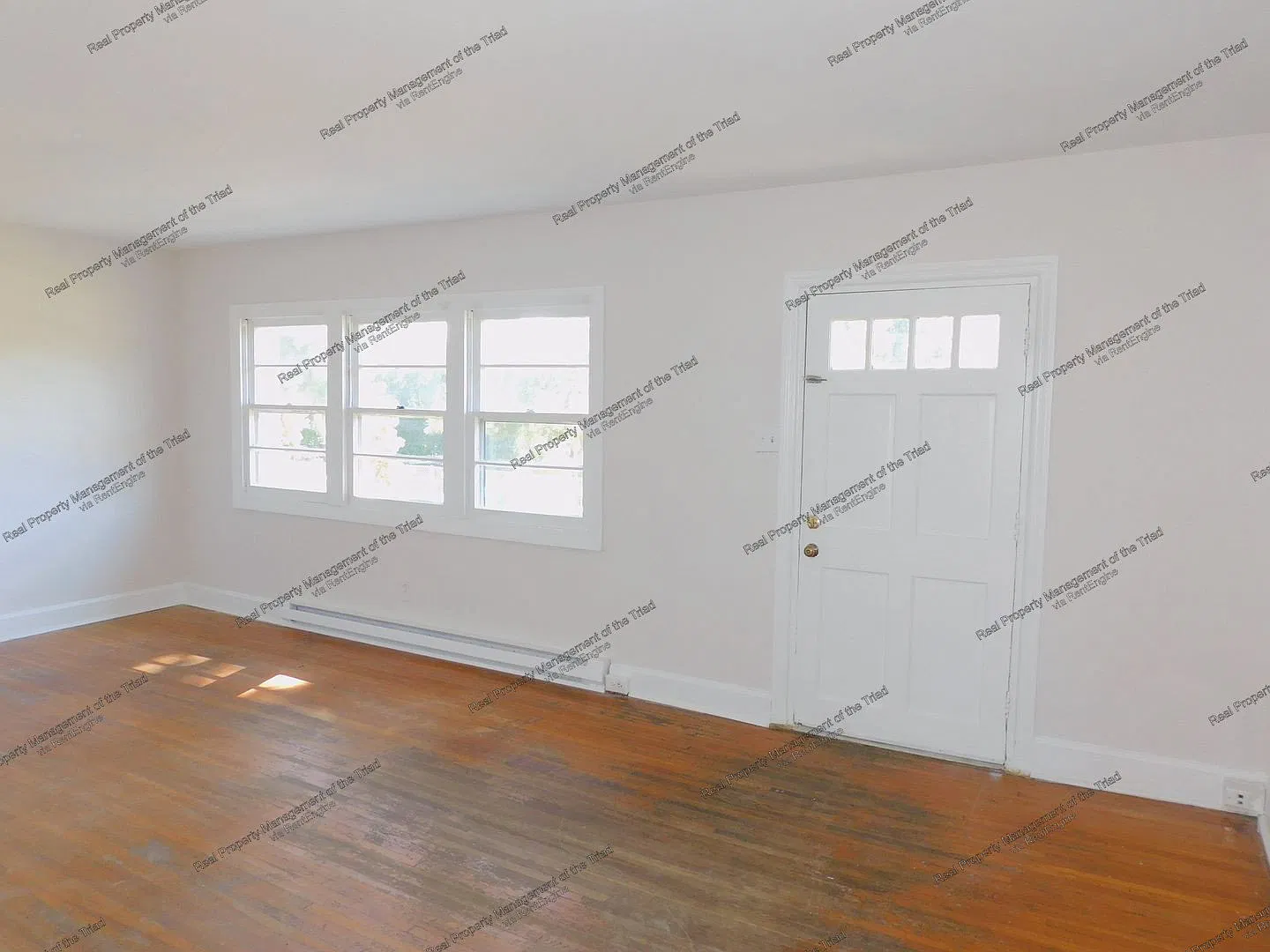 3 bed, 1.0 bath, 960 sqft, $1,095 — Photo 2