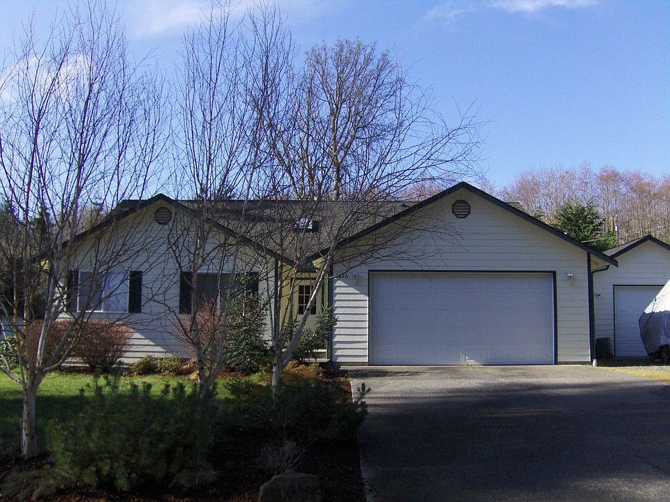 Spacious rambler with custom shop and studio!