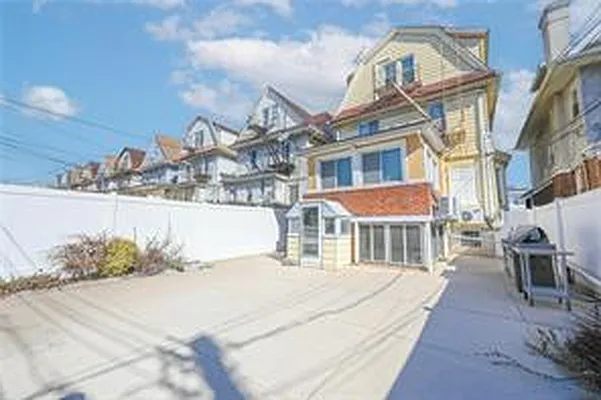 Sold by Remax Real Estate Professionals | media 5