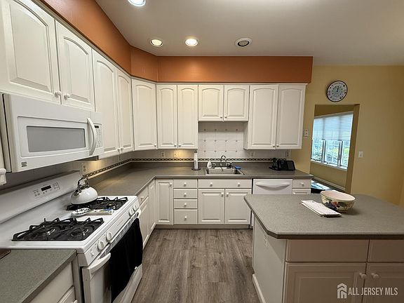 5th image of 21 Westminster Dr