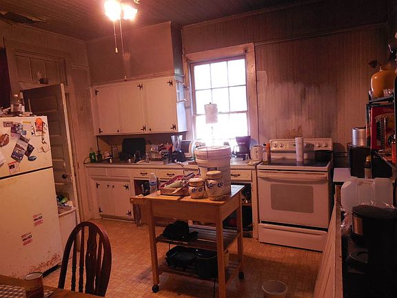 4th image of 421 Sloan St