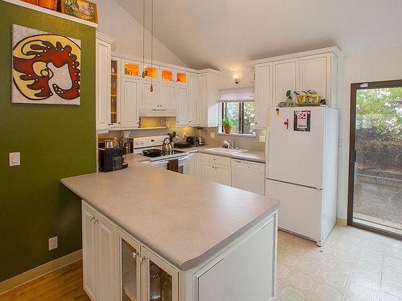 4th image of 3344 Mission Dr