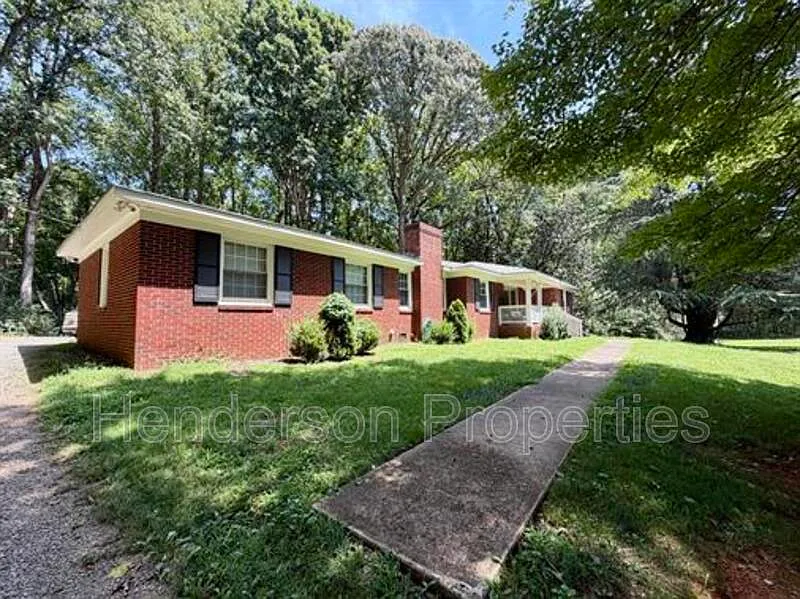 3 bed, 2.0 bath, 1765 sqft, $2,200 — Photo 2