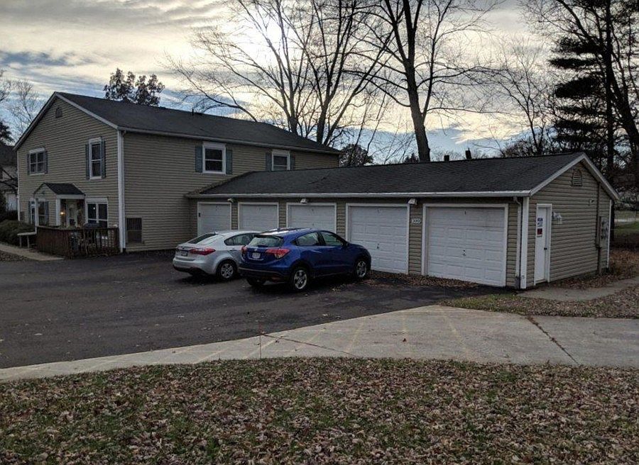 1st image of 300 Canterbury Ln