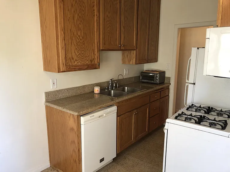 264 S Reeves Dr — Photo 7