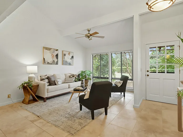 2526 Overhill Ln — Photo 6