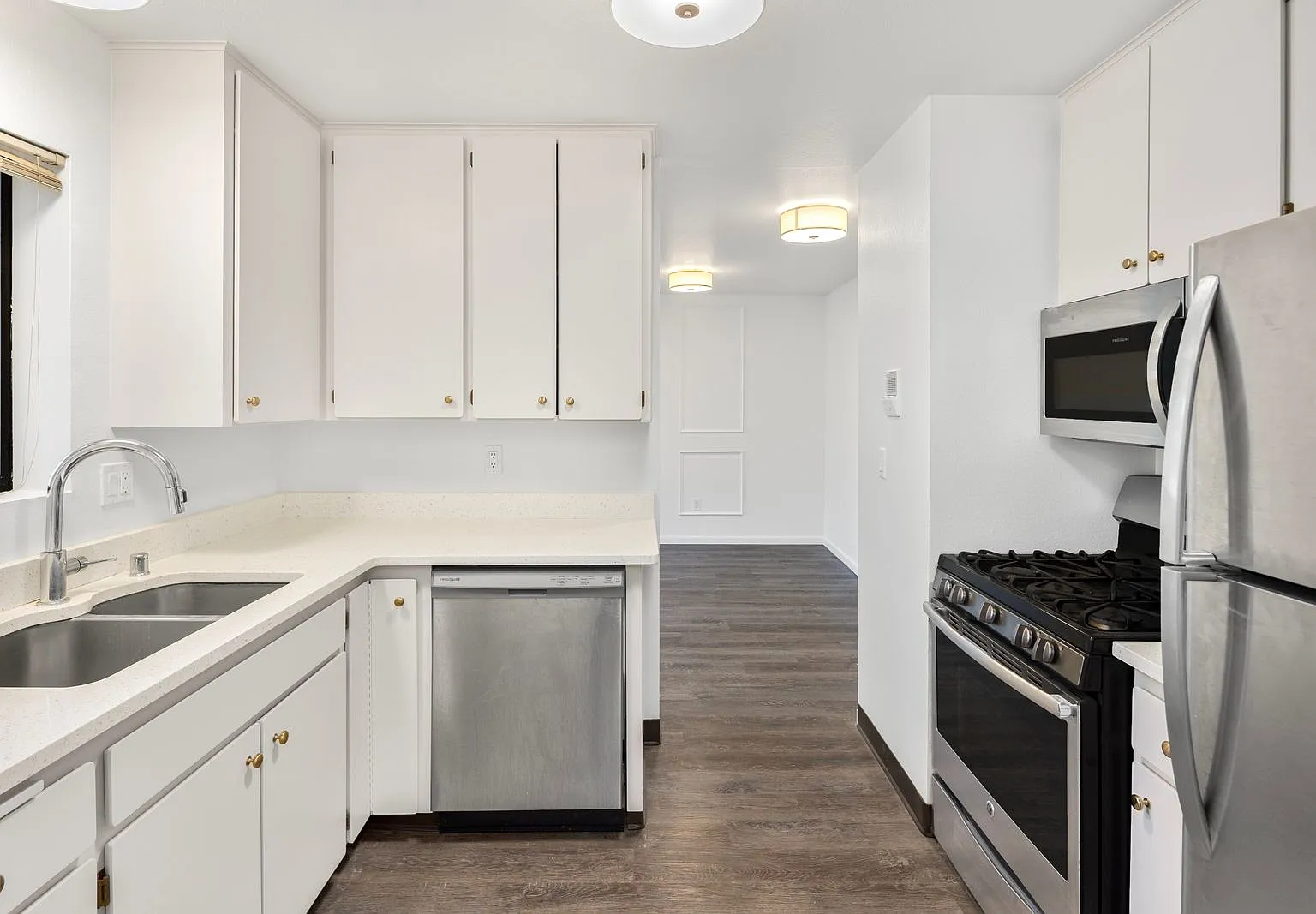 2 bed, 1.0 bath, 812 sqft, $3,100 — Photo 1