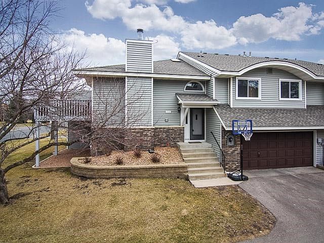 This is a great quad-style home, located in the heart of Eagan and features a wet bar and deck.