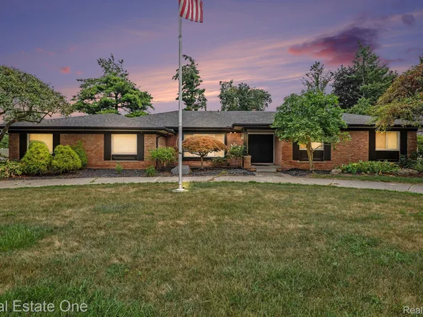 11584 Chicago Rd, Warren, MI 48093