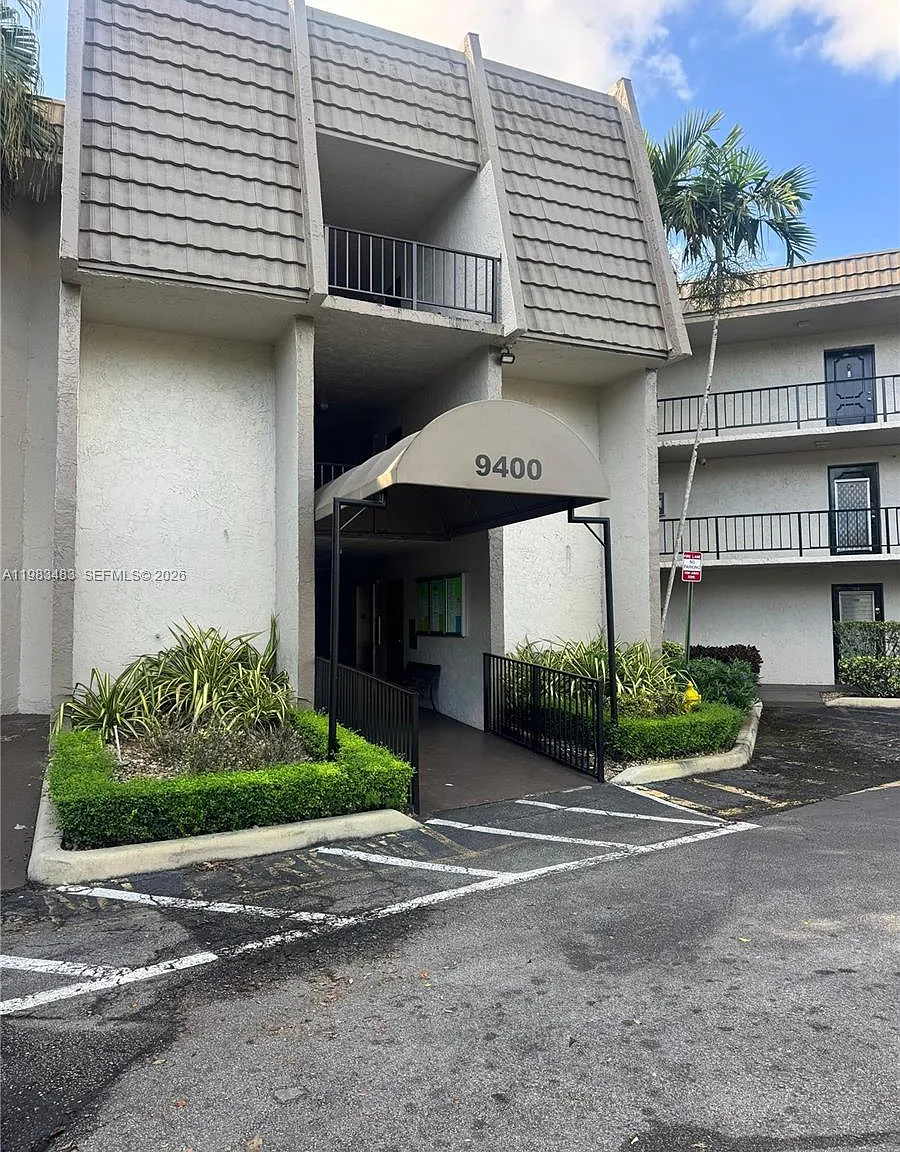 Lime Bay Condominium 8 — Photo 2