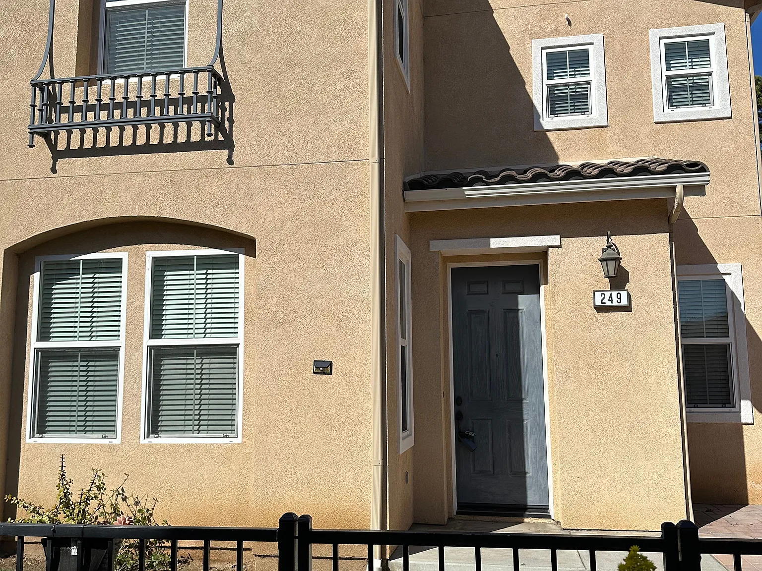 3 bed, 3.5 bath, 2264 sqft, $4,000 — Photo 1