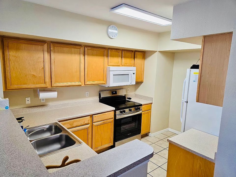 2nd image of 1020 Villagio Cir