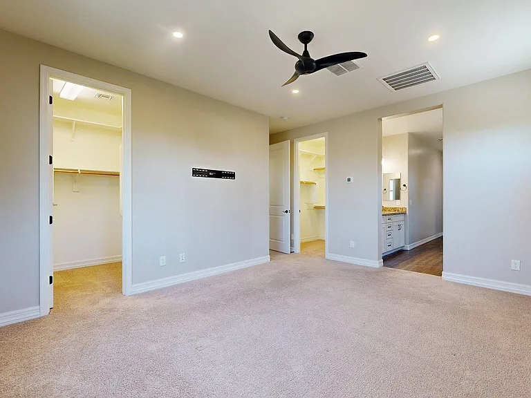 209 E Beatryce St — Photo 15