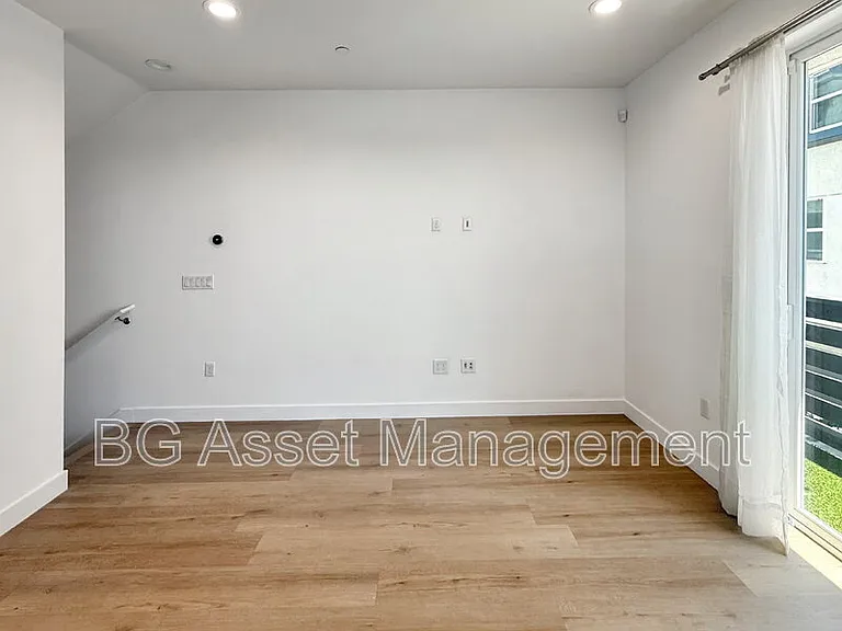 3909 Wattling St — Photo 6