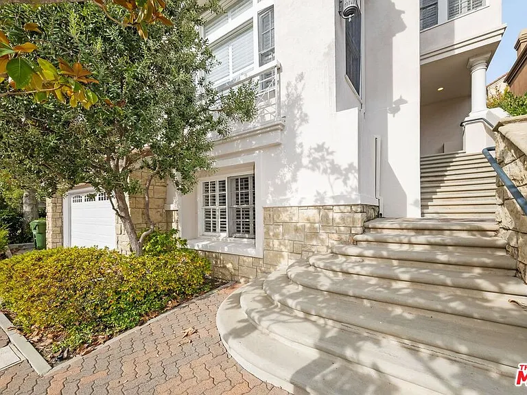 11815 Folkstone Ln — Photo 3