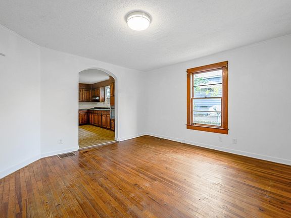 4th image of 368 Farley St