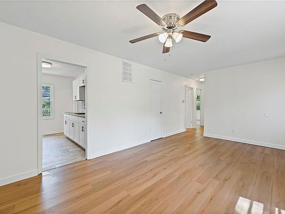 4th image of 6014 Everett Ave