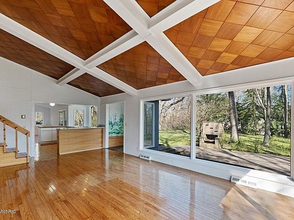 3rd image of 19335 Highland Dr
