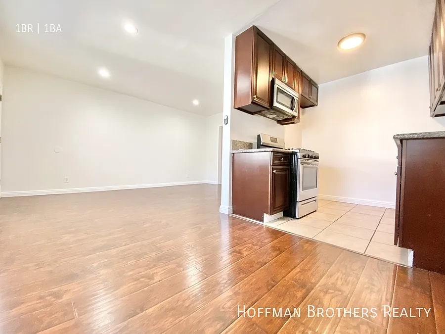 Building Photo - 16215 Vanowen St #11